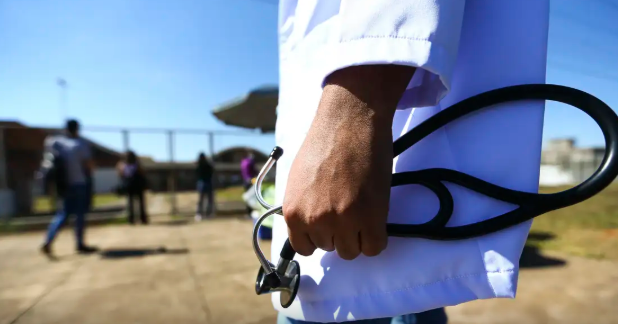 MEC pune mais de 50 cursos de medicina por desempenho insuficiente