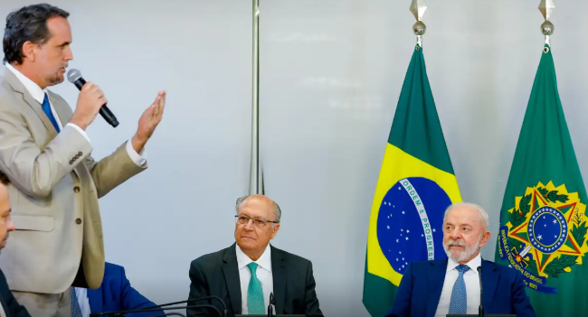 Lula assina MP e zera “taxa das blusinhas”