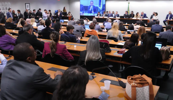 CCJ da Câmara adia análise da PEC da redução da maioridade penal