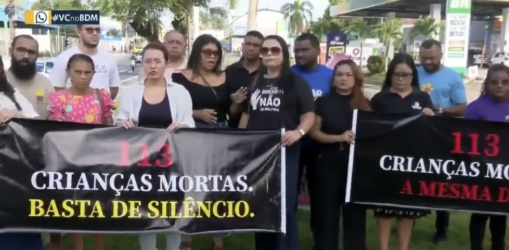 Hospital da Criança: protesto com mais de 100 cruzes cobra respostas sobre mortes na unidade